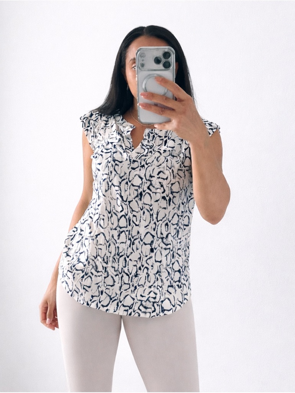 Cynthia Rowley Silk Blouse Size S Black White Print Cap Sleeve V-Neck Top